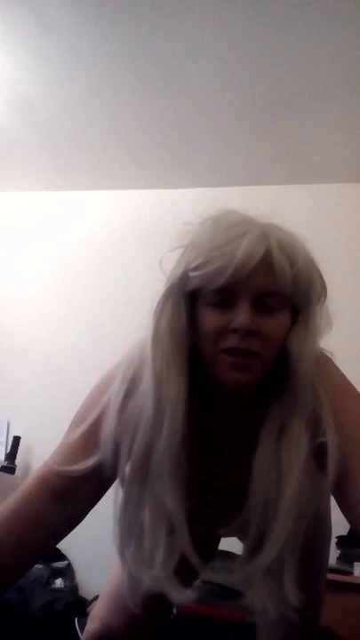 waiting for a cock to fuck me. heres my naked body