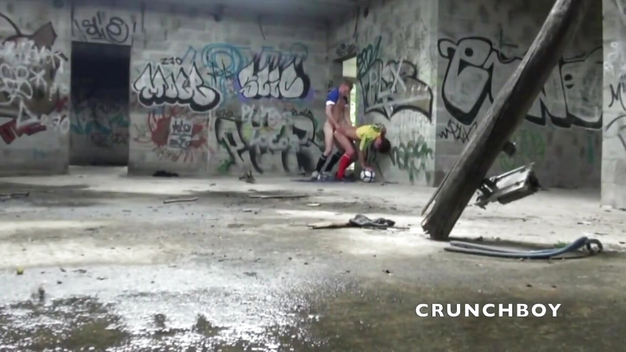 İki seksi genç futbolcu eğlendirme sırasında sikişiyor