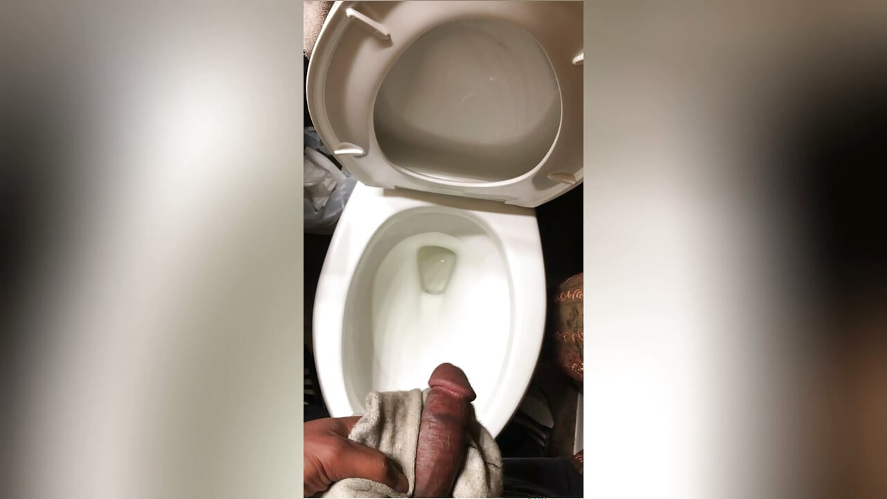 BIG DAVES SOX GET CUMMED IN THE BATHROOM