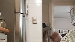 Сексуальная мамочка-хотвайф в нижнем белье на кухне, в кухне
