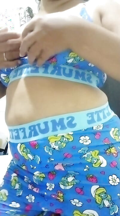 Milf filipina sexy, sacudiendo, frotando y golpeando su gran culo y coño de pitufo