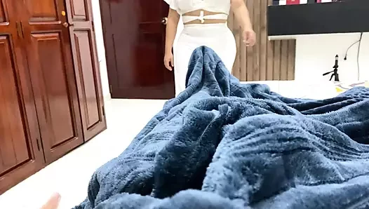 Üvey anne üvey oğlunu mastürbasyon yaparken yakalıyor ve boşalmasına yardım ediyor