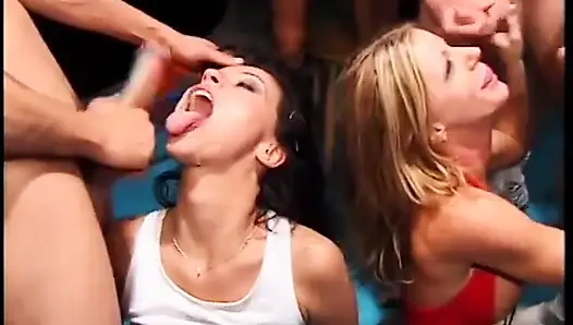 Mädchen lutschen schwanz mit ihren mündern