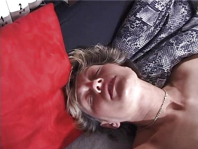 Зріла повія пестить себе пальцями і тре свій урвати на кастингу