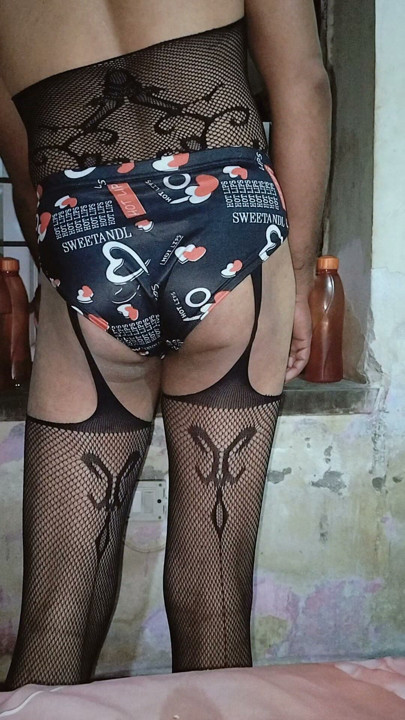 Show my linger penty and my small dick
