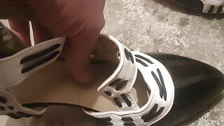 Kurwa butów, seksowne szpilki wypełnione spermą