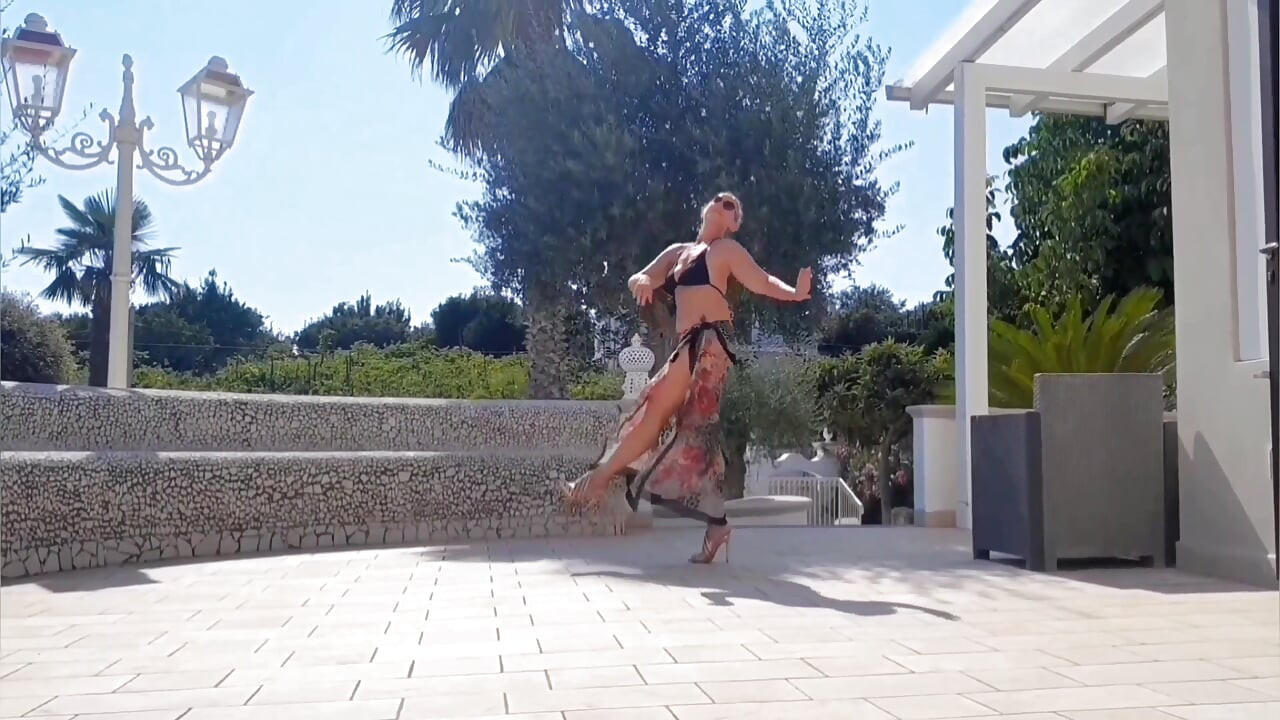 Selena's Outdoor Posing and Sex in Heels