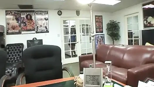 Riesiger schwarzer schwanz zertrümmert muschi und mund des sexy mädchens