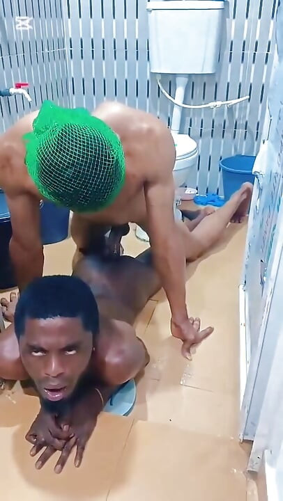 Banyo Içinde Duşdan Önce Sikişelim..