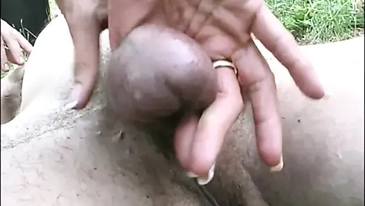 Parkta edepsiz orta yaşlı seksi kadın genç arkadaşları tarafından sikiliyor ve götten sikiliyor