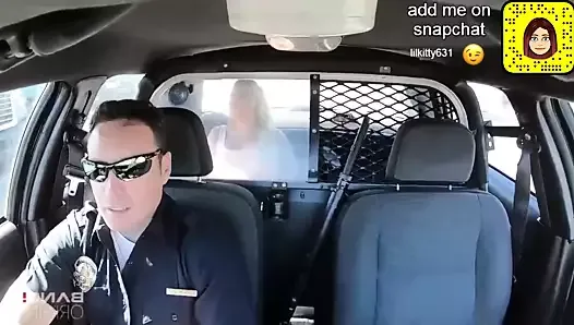 Pipe dans une voiture de police