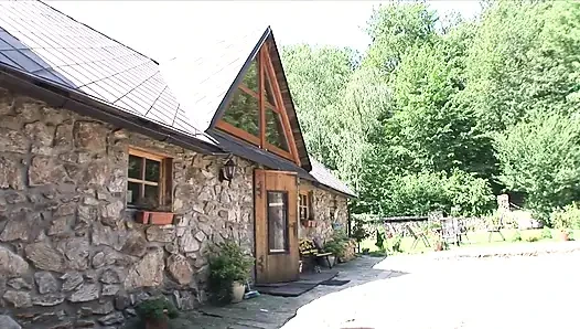 Typ mit riesigem schwanz dehnt arsch und muschi bei diesem schwanzlutschenden zimmermädchen