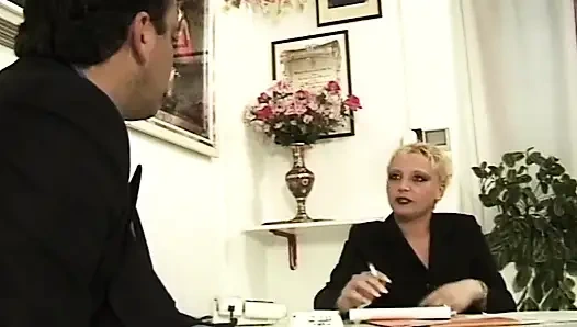 Das geile MILF-vorstellungsgespräch endet mit schlampigem analbohren