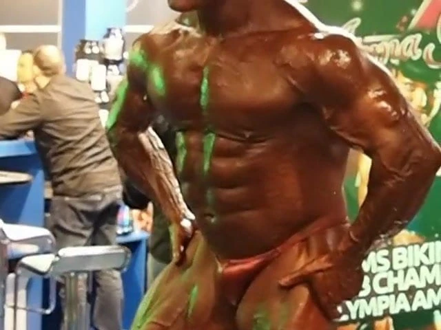 Guardone riprende bodybuilder ed è rigonfio e culo in pubblico