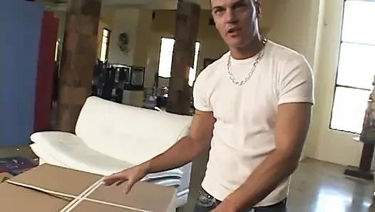 Kuzgun saçlı kız Julie Night kendine yeni patronunu özel seks bebeği olarak sundu