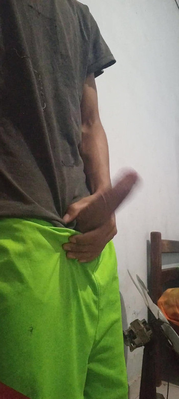 Nestašni mladić pokazuje veliki debeli 🥵 kurac