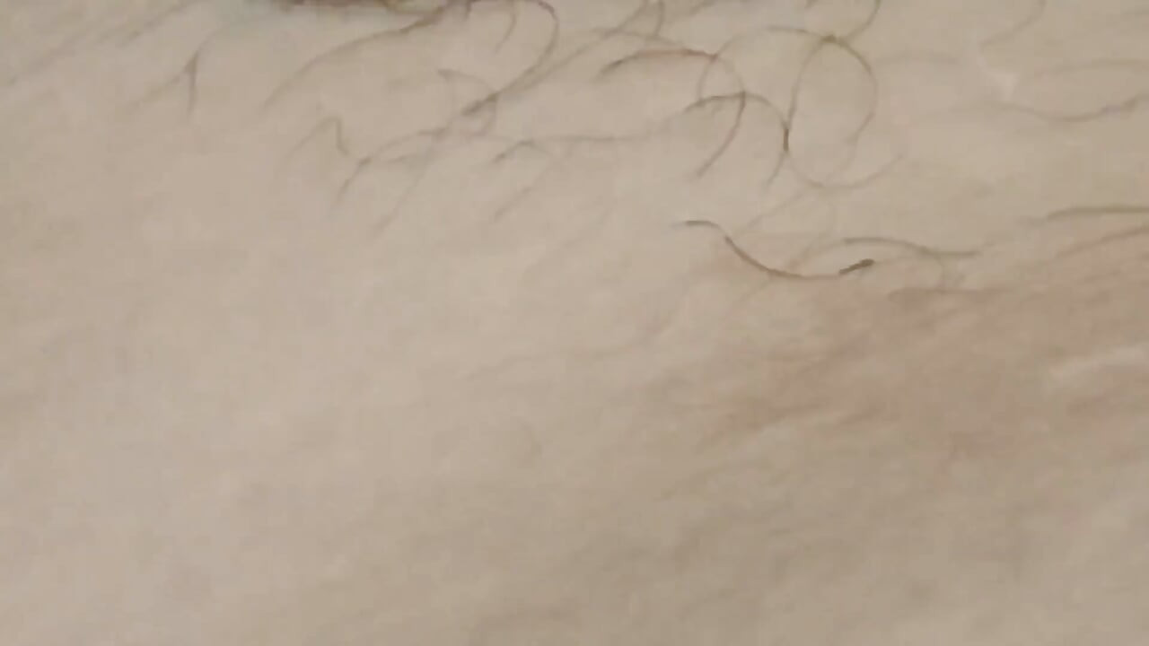 Jonge Man Gespannen in De Spiegel Heeft Drievoudig Orgasme.