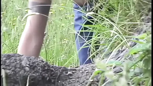 Kehidupan nyata pecinta lesbian menjilati memek di luar ruangan