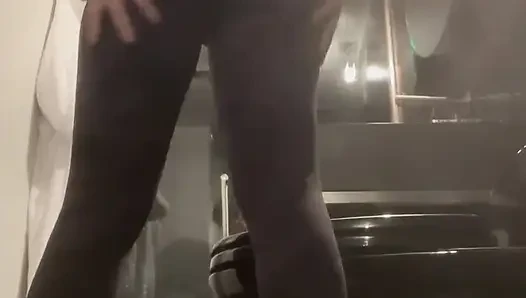 Bayangin aja bantuin aku di gym.