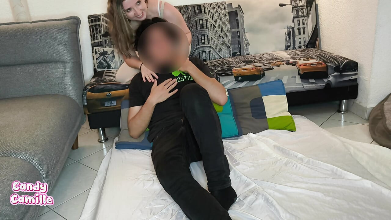 아내가 거대한 자지를 가진 남자에게서 처녀를 빼앗았고, 나는 그녀가 더 즐기도록 함께하는 게 좋았다