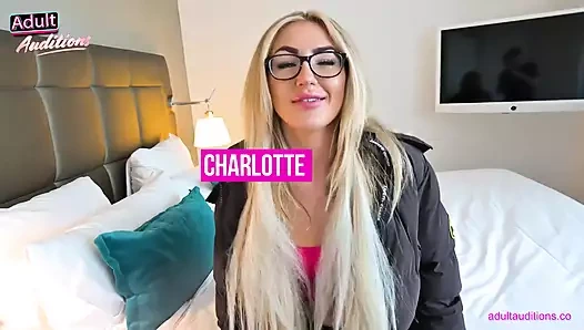 Britische blondine charlotte schluckt