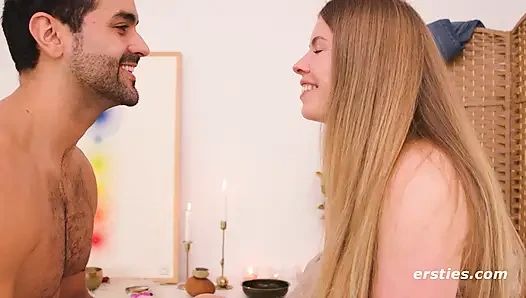Ersties - samantha wird eingeölt und von Gus massiert (Ep 1 von 2)