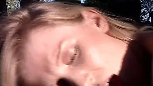 Die Bauerin Hat Einen Schönen Schwanz Und Quetscht Ihre Muschi Unter Den Olivenbaum