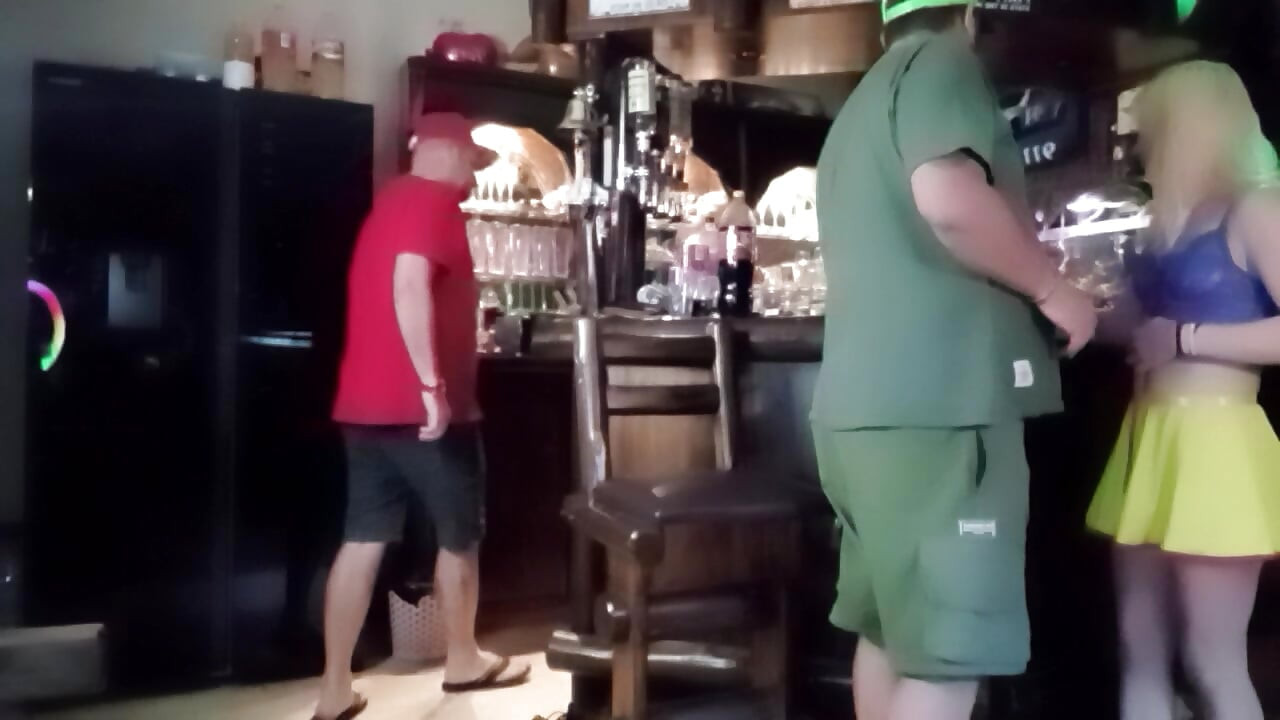 Sarışın küçük kırmızı başlıklı kız biraz sevişiyor