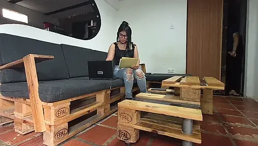 TEIL EINS, ein arbeitsloser Freund will, dass ich mich verpiss ... Er fickt mich und kommt sehr schnell .. WIE LECKER ER MEINEN ARSCH FICKT