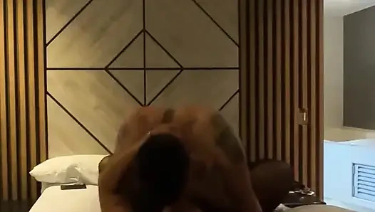 Die unterwürfige Ehefrau hat spritzende Orgasmen, die überall auf dem Bett nassen