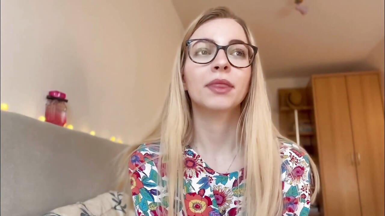 2 Ways to Recognize a Real-life Dominatrix