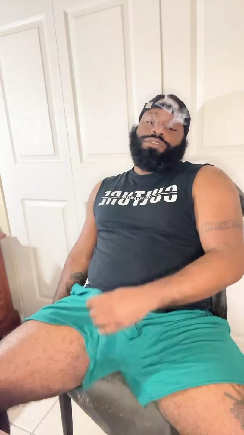 Peluda Bator sozinha em casa