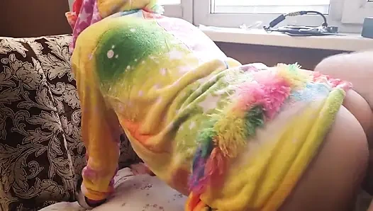 Tek boynuzlu at kostümü içindeki bir bebek götünü gösteriyor