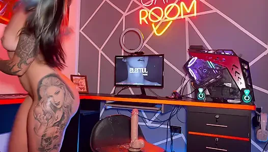 Virtueller sex mit Anitta, die ihren bi-platz-arsch in deinem gamer-zimmer bestraft