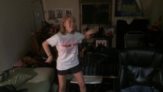 Персиковая азиатская девушка притворно танцует