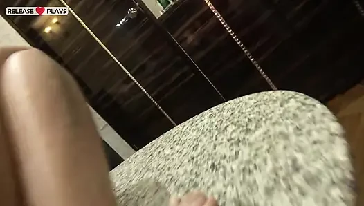 Büroangestellte mit dickem arsch nimmt dildo tief in den hals und steht doggystyle hart