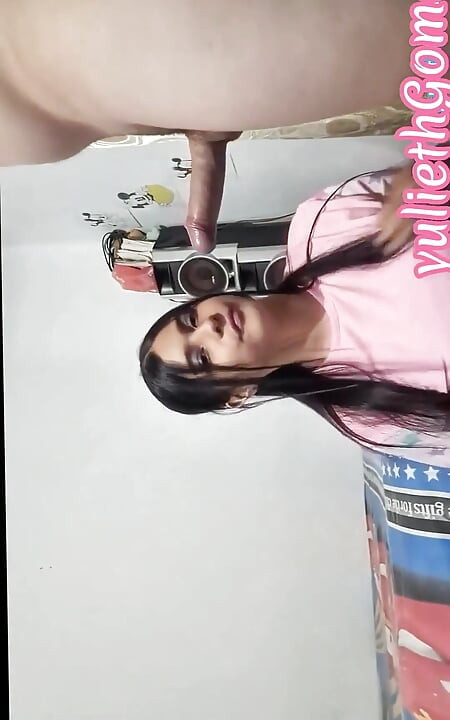 饥渴的继母勾引她的继子并吞下他所有的精液