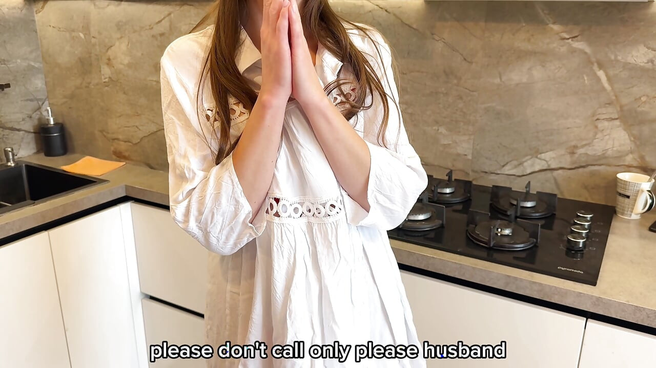 크리스마스 파티 전에 격렬한 섹스 후 불충실한 새엄마의 입에 정액 - 영어 자막