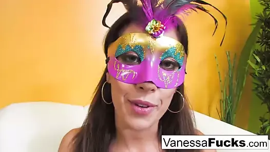 Vanessa Cage получает возможность развлечься с горячей грудастой