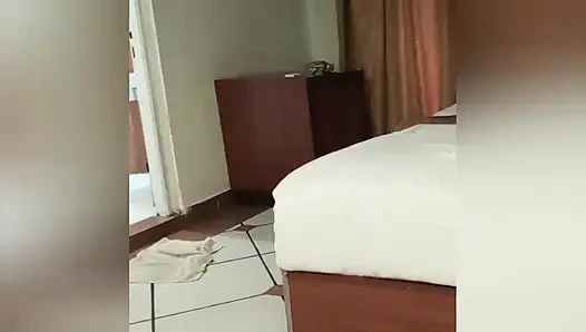 Hintli evli kadın kocasının önünde eğleniyor