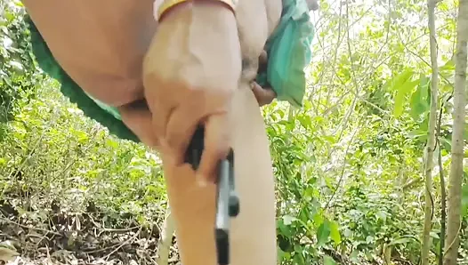 Nomita boudi si cewek hot di hutan terbuka per dan bermain fingar
