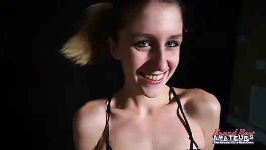 Zierliche tätowierte blondine pixie vorsprechen, halsfick, zungenanal, hitze schlucken!