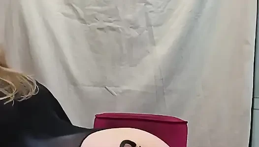 Der Vibrator an meiner muschi und der aufgeblasene plug in meinem arsch, während das wasser in mich lief