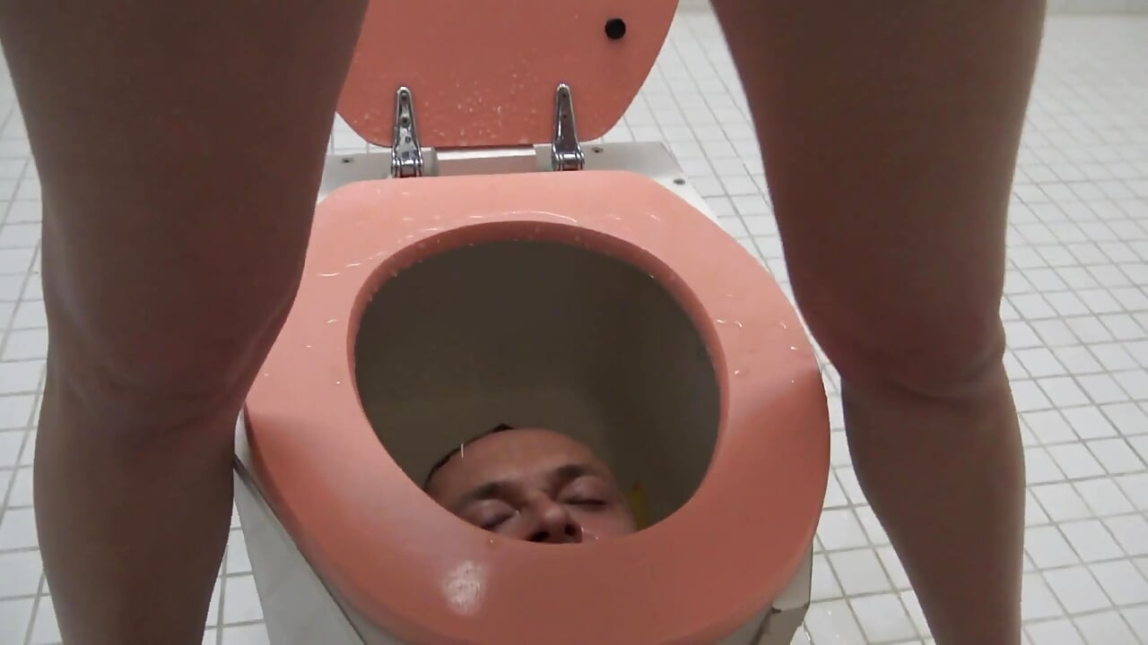 Kencing dan peras susu di toilet!