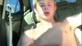 Un garçon gay blond sexy se branle dans sa voiture