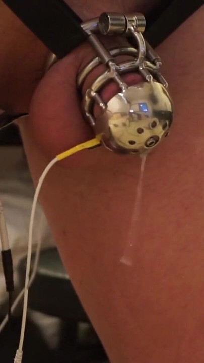 Zapanjujući trenutak iz filma "Femboy in Chastity & Estim - Fucking machine"