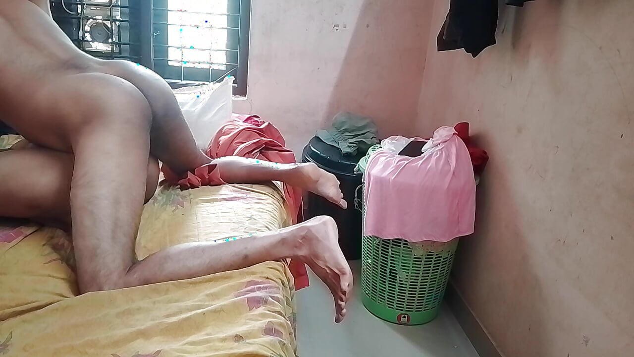 印度家庭主妇在她嘴里舔丈夫的