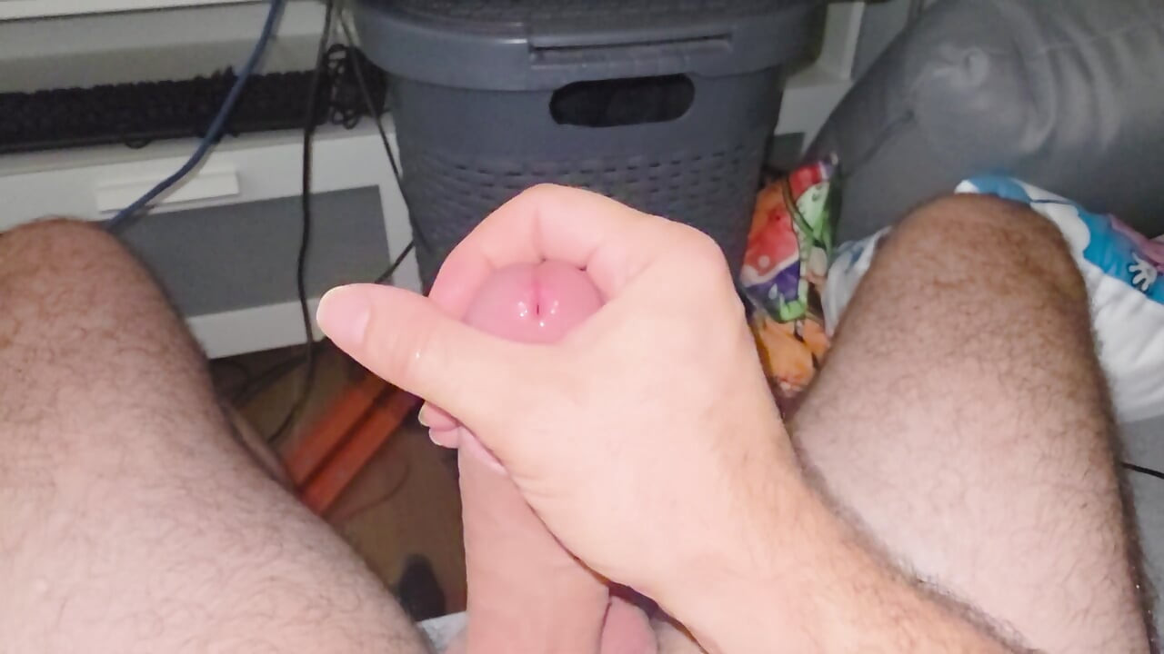 手に精液を。