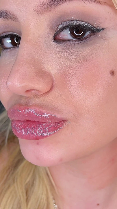 Perfekte Lippen bekommen Hochglanz - Lippenfetisch-nahaufnahmen