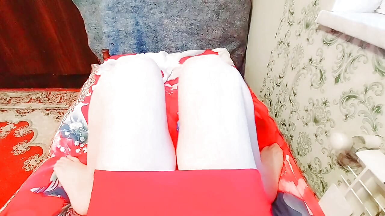 Slatki femboy se naslanja na ruku dok gleda vani